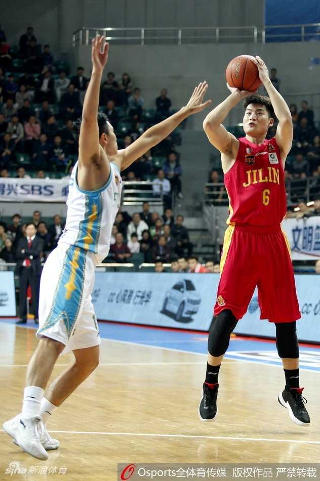 CBA第12轮激战:福建主场火力全开大胜吉林,王哲林哈里斯联手导演进攻盛宴 福建外援哈里斯犹如天神下凡,在吉林队多人包夹之下依然强行突破,篮下拉杆上篮得手,瞬间点燃主场球迷的激情
