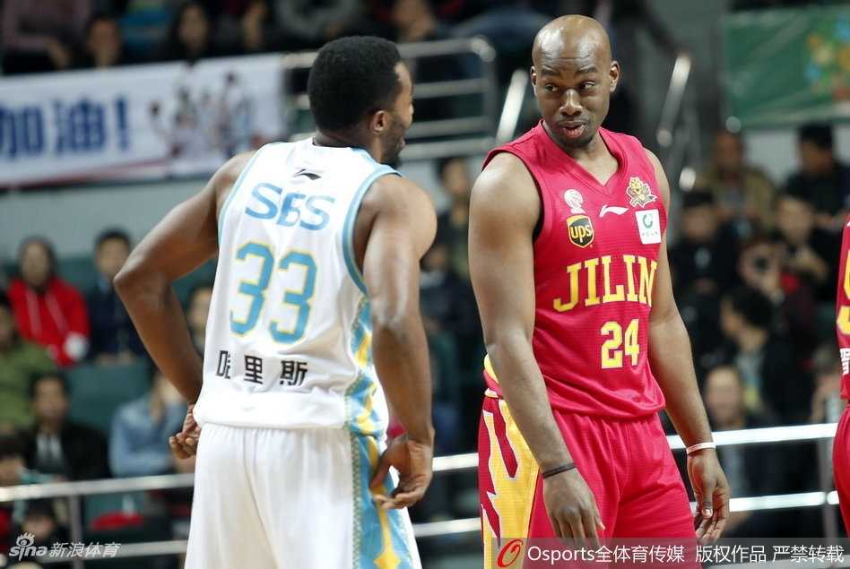 CBA第12轮激战:福建主场火力全开大胜吉林,王哲林哈里斯联手导演进攻盛宴 王哲林与哈里斯心有灵犀,完成一次精彩的撞墙式配合后直杀篮下,面对补防的吉林队员,王哲林强起上篮造成杀伤