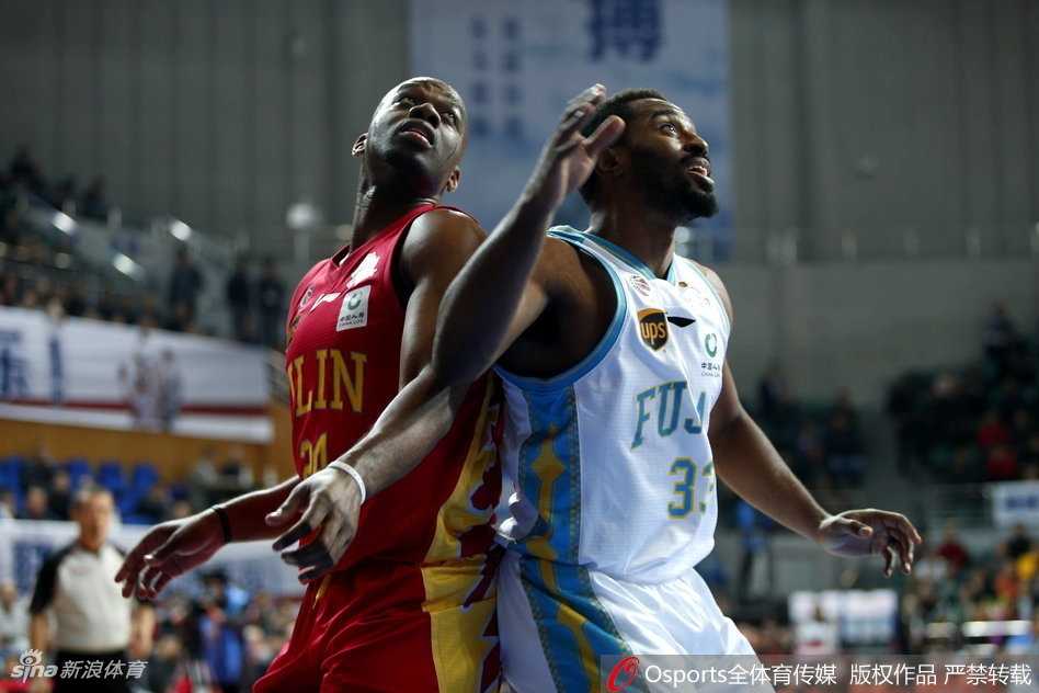 CBA第12轮激战:福建主场火力全开大胜吉林,王哲林哈里斯联手导演进攻盛宴 吉林外援韦弗面对防守毫无惧色,运球加速后突然急停干拔,在对手头顶命中高难度跳投,展现NBA级别的个人能力