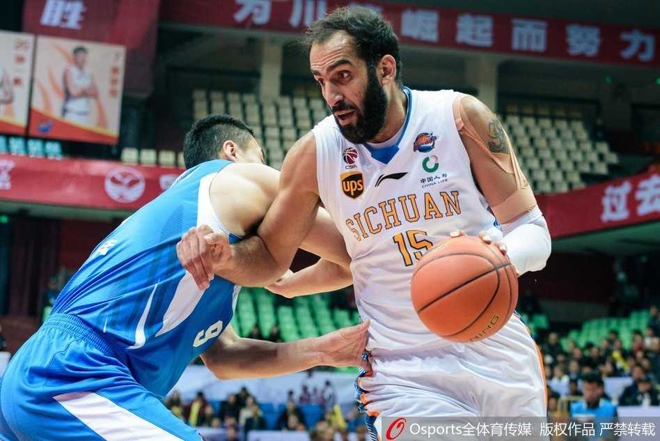 CBA第12轮:张骋宇压哨三分绝杀 青岛客场掀翻四川 在比赛的最后读秒阶段,青岛队球员张骋宇顶着巨大压力高高跃起,手腕轻柔一抖,皮球在空中划出一道完美弧线后应声入网,完成了一次足以载入队史的压哨三分绝杀。