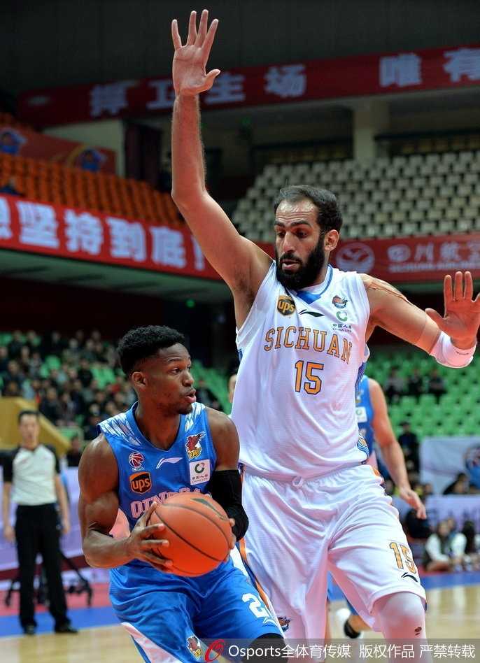 CBA第12轮:张骋宇压哨三分绝杀 青岛客场掀翻四川 看台上的一位小球迷目不转睛地盯着赛场,稚嫩的脸庞上写满了专注与投入,此刻他完全沉浸在紧张激烈的比赛氛围中,成为了场边一道独特的风景线。