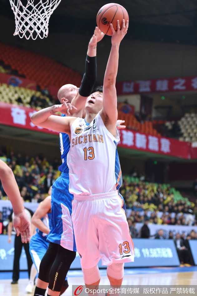 CBA第12轮:张骋宇压哨三分绝杀 青岛客场掀翻四川 中场休息时,青春活力的篮球宝贝们闪亮登场,她们用热情四射的舞蹈点燃了全场气氛,为紧张激烈的赛场增添了一抹亮色。