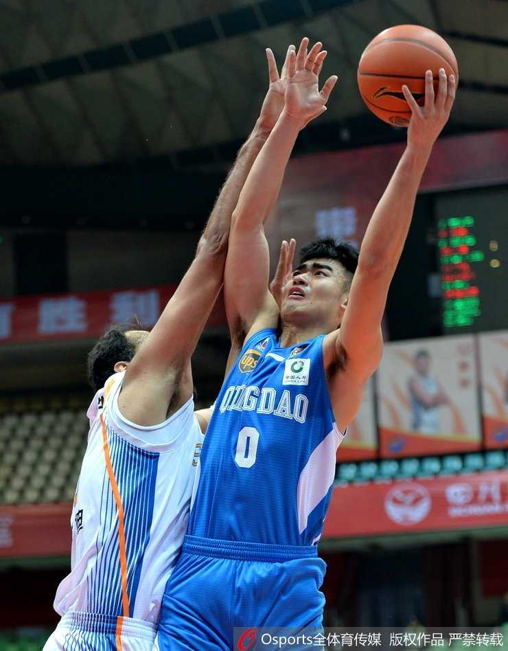 CBA第12轮:张骋宇压哨三分绝杀 青岛客场掀翻四川 面对对方严密的内线防守,青岛队外援兰佩展现了全面的进攻技巧,他利用灵活的脚步转身抹入内线,在失去平衡的情况下依然将球打进,并造成对手犯规,为球队续命。