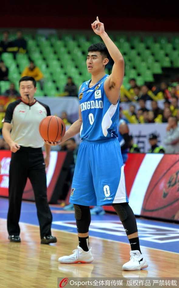 CBA第12轮:张骋宇压哨三分绝杀 青岛客场掀翻四川 青岛队核心外援吉布森此役手感滚烫,他面对防守悍将的贴身紧逼,依然自信出手,全场轰下40分的高分,是球队能够从客场全身而退的最大功臣。