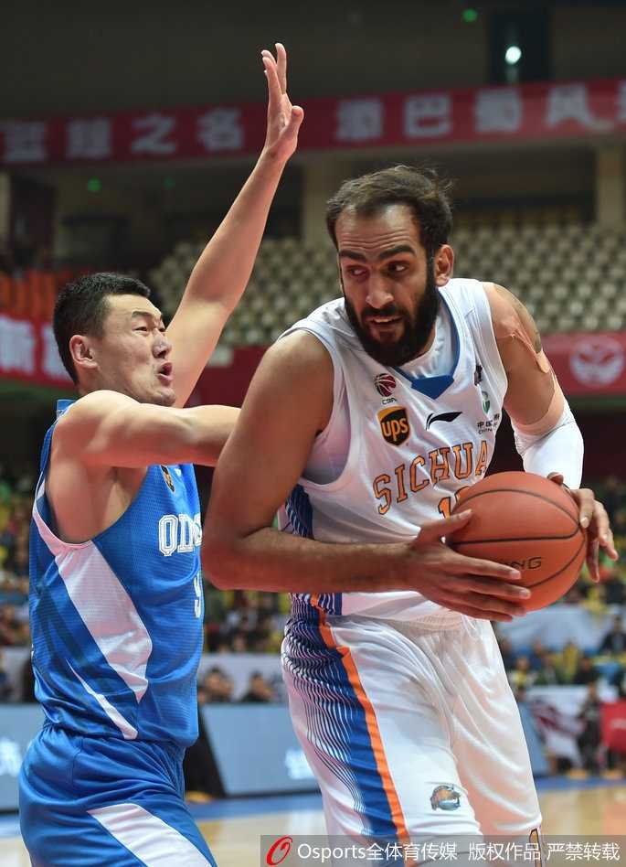 CBA第12轮:张骋宇压哨三分绝杀 青岛客场掀翻四川 伊朗中锋哈达迪在青岛队的内线群中高高跃起,如同擎天柱一般摘下篮板,他在攻防两端的统治力依旧是四川队最依仗的基石。