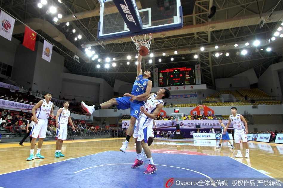 CBA第17轮:江苏肯帝亚客场狂胜天津,六人上双彰显黑马本色 江苏队外援马尚·布鲁克斯在天津队三人包夹防守下,依然闲庭信步般跳起传球,眼神中透露着杀手的冷静与自信。