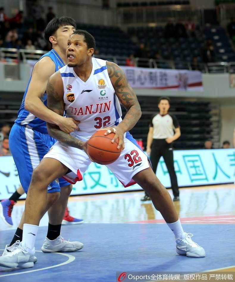 CBA第17轮:江苏肯帝亚客场狂胜天津,六人上双彰显黑马本色 江苏队大外援拉杜利察高高跃起,在空中双手暴扣,整个球馆都能感受到他爆炸性的力量和必胜的决心。