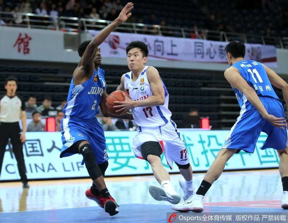 CBA第17轮:江苏肯帝亚客场狂胜天津,六人上双彰显黑马本色 天津队外援霍尔曼内线强打,肌肉碰撞的瞬间充满了力量感,他全场拼尽全力,但依然无法阻挡球队失利的结局。