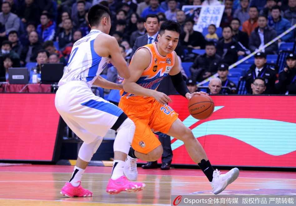 CBA第19轮:青岛双星苦战惜败上海大鲨鱼,吉布森空砍45+13+7 青岛队外援吉布森在两人包夹下强行突破,眼神坚毅,如闪电般撕开上海队防线