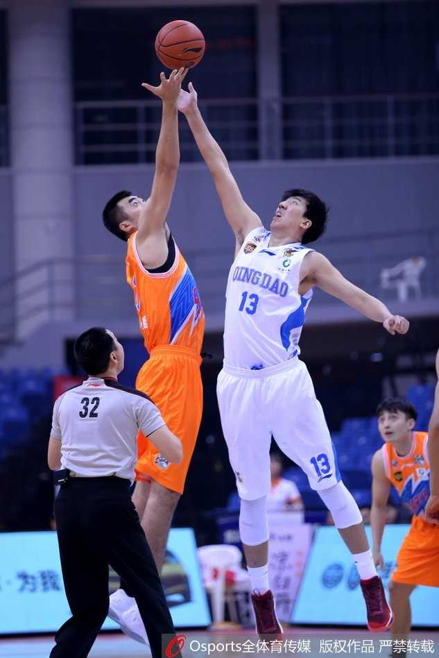 CBA第19轮:青岛双星苦战惜败上海大鲨鱼,吉布森空砍45+13+7 青岛队张骋宇蝴蝶穿花般突破上海队罗汉琛防守,急停跳投出手,动作一气呵成