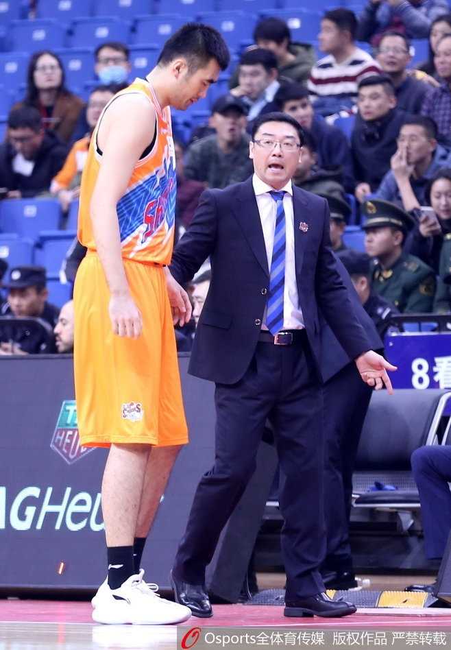 CBA第19轮:青岛双星苦战惜败上海大鲨鱼,吉布森空砍45+13+7 上海队明纳拉斯在青岛内线高高跃起,轻舒猿臂完成单手补扣,展现强大统治力