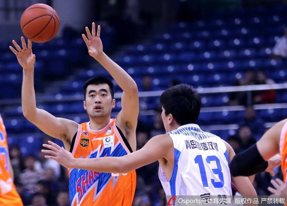CBA第19轮:青岛双星苦战惜败上海大鲨鱼,吉布森空砍45+13+7 青岛队中锋苏伟在篮下与上海队张兆旭激烈卡位,肌肉碰撞,全力争夺篮板球优势