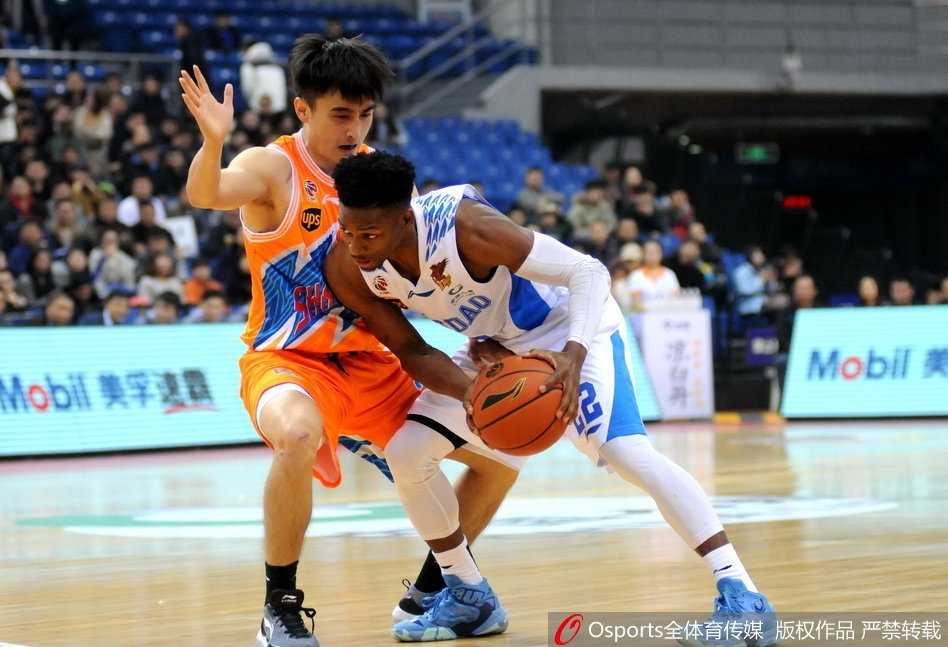 CBA第19轮:青岛双星苦战惜败上海大鲨鱼,吉布森空砍45+13+7 上海队外援弗雷戴特迎着防守命中高难度三分后,紧握拳头霸气怒吼,弗神风采尽显