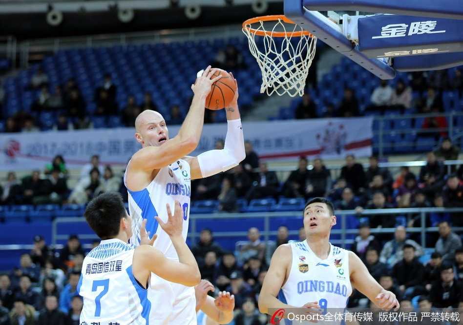 CBA第23轮:青岛双星苦战不敌北京首钢,兰佩伤退成转折点 北京首钢外援汉密尔顿在青岛队内线高高跃起,以一记势大力沉的单手劈扣终结进攻,尽显内线统治力