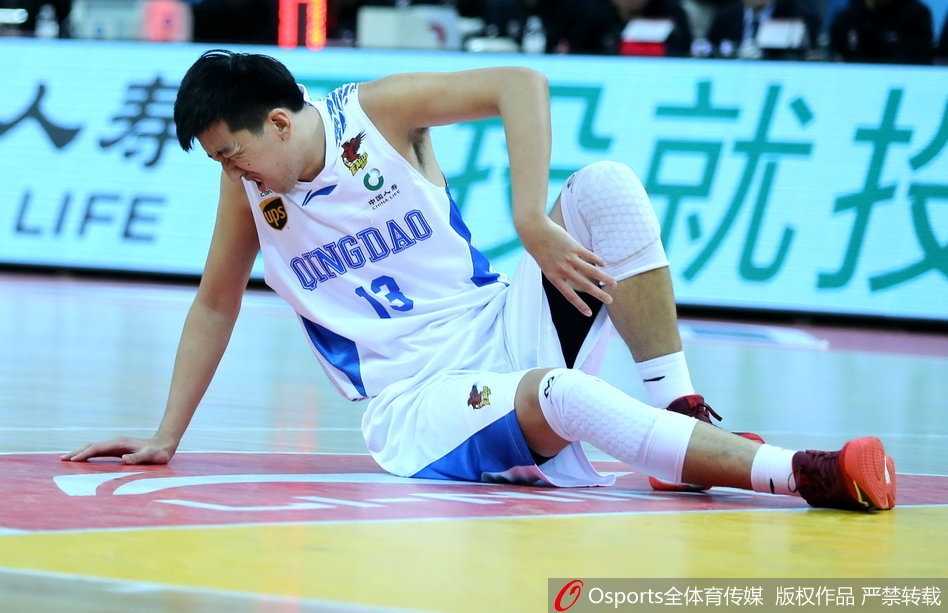 CBA第23轮:青岛双星苦战不敌北京首钢,兰佩伤退成转折点 青岛队核心后卫张骋宇持球快速推进,他目光坚定,试图用速度撕开北京队的防线