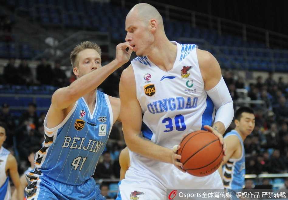 CBA第23轮:青岛双星苦战不敌北京首钢,兰佩伤退成转折点 青岛国信双星队外援吉布森在防守悍将的紧逼下,依然坚决地持球突破,撕开北京队的防线