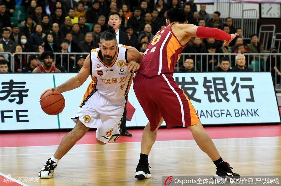 CBA第27轮激战:山西主场擒浙江,斯科拉两双曾令旭关键先生 双方球员在篮下为了球权展开激烈肉搏,肌肉碰撞的声音仿佛穿透屏幕,这是CBA联赛硬度最真实的写照。