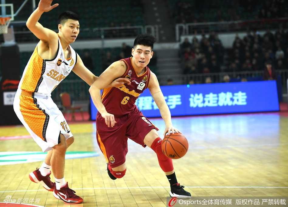 CBA第27轮激战:山西主场擒浙江,斯科拉两双曾令旭关键先生 阿根廷传奇球星斯科拉在比赛中持球组织,眼神中透着狡黠与智慧,他用无解的篮下技术和传球串联起全队。