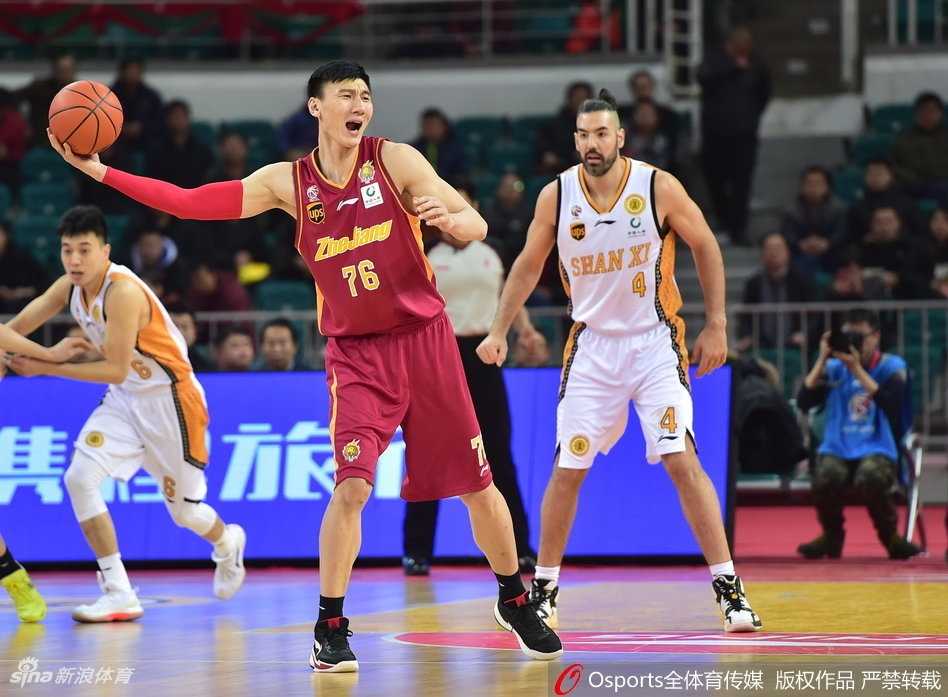 CBA第27轮激战:山西主场擒浙江,斯科拉两双曾令旭关键先生 山西男篮外援斯科拉在浙江队内线群中强行上篮,他凭借梦幻脚步晃开防守,阿根廷钻石闪耀全场。
