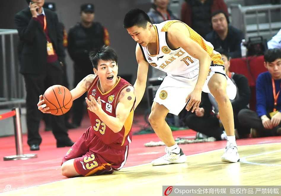 CBA第27轮激战:山西主场擒浙江,斯科拉两双曾令旭关键先生 全场比赛结束的哨声响起,山西队员兴奋地拥抱在一起,庆祝这场来之不易的胜利,现场成为了一片欢乐的海洋。