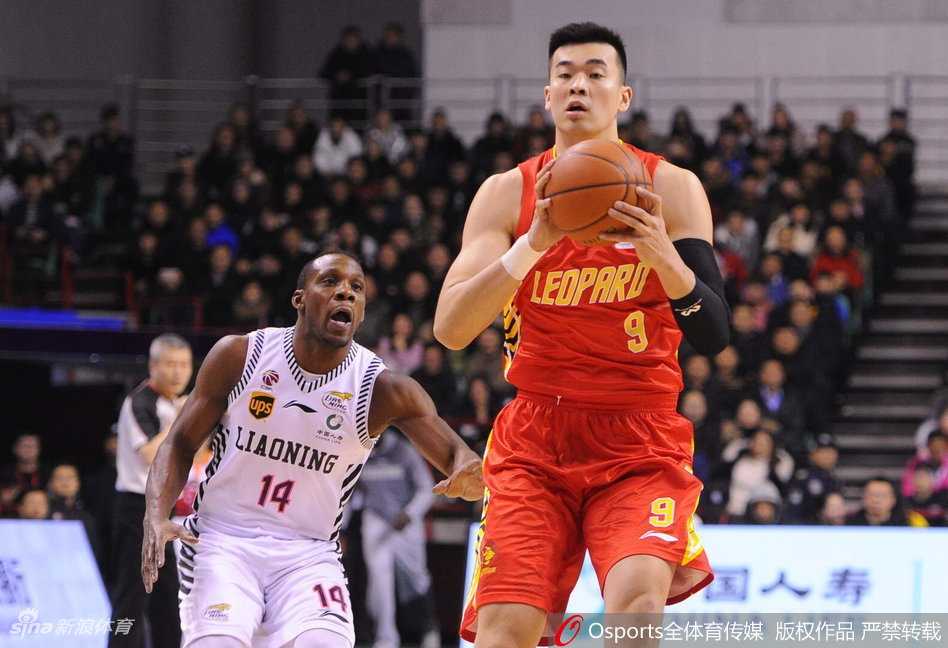 CBA第36轮主场收官战,辽宁本钢全民皆兵大胜深圳马可波罗 辽宁队小外援哈德森在严密防守下强行出手三分,眼神中充满了杀手的冷酷与坚定。