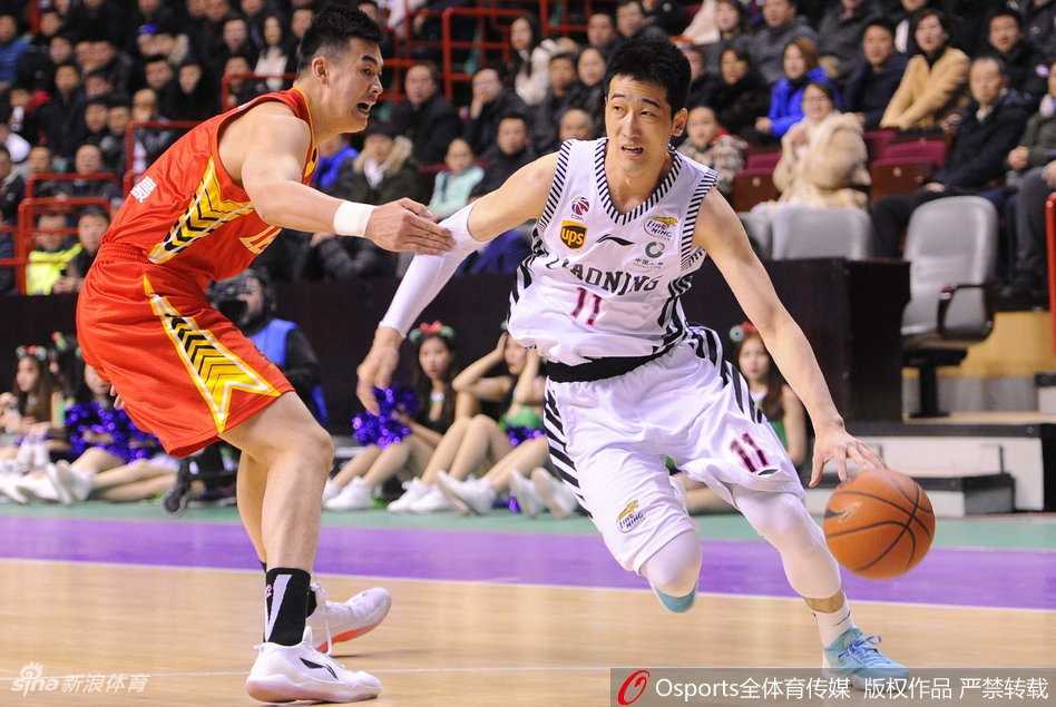 CBA第36轮主场收官战,辽宁本钢全民皆兵大胜深圳马可波罗 获胜后的辽宁队球员们围在一起激情怒吼,主场球迷的欢呼声仿佛能掀翻整个体育馆的顶棚。