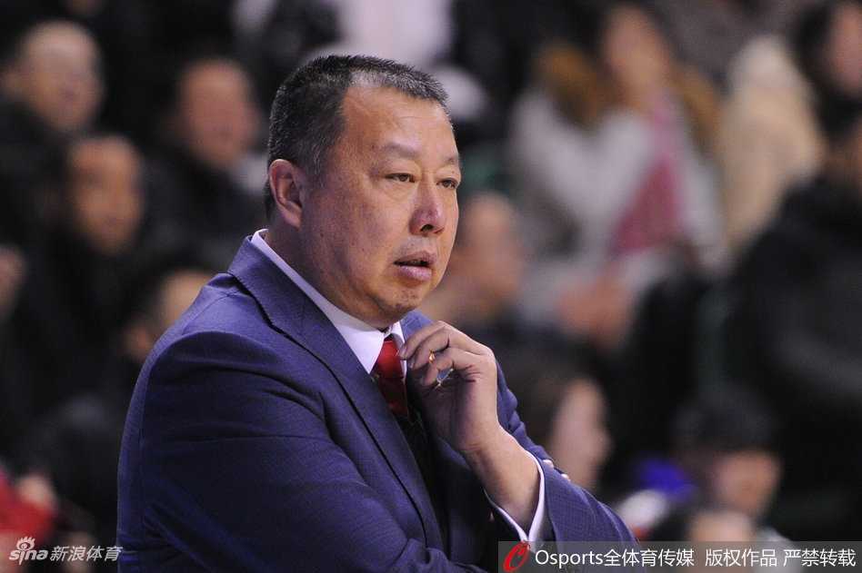 CBA第36轮主场收官战,辽宁本钢全民皆兵大胜深圳马可波罗 内线巨塔韩德君力压防守,单臂完成惊天暴扣,整个篮架都在他的神力下颤抖。