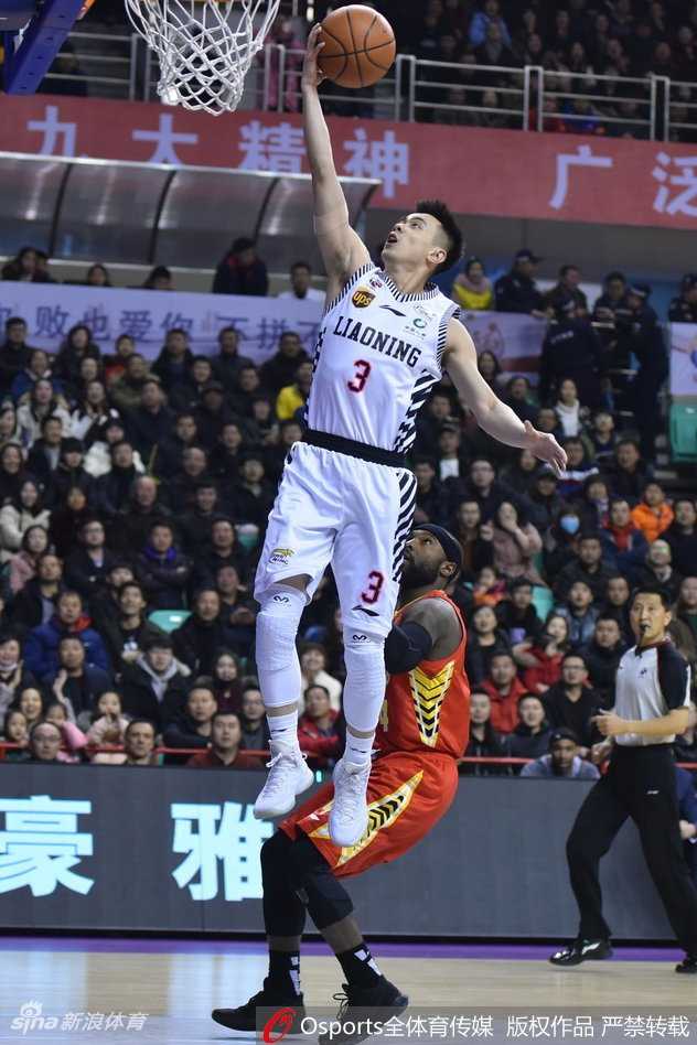 CBA第36轮主场收官战,辽宁本钢全民皆兵大胜深圳马可波罗 哈德森在深圳队外援的紧逼防守下,自信出手,皮球在空中划出一道完美的弧线直坠网心。