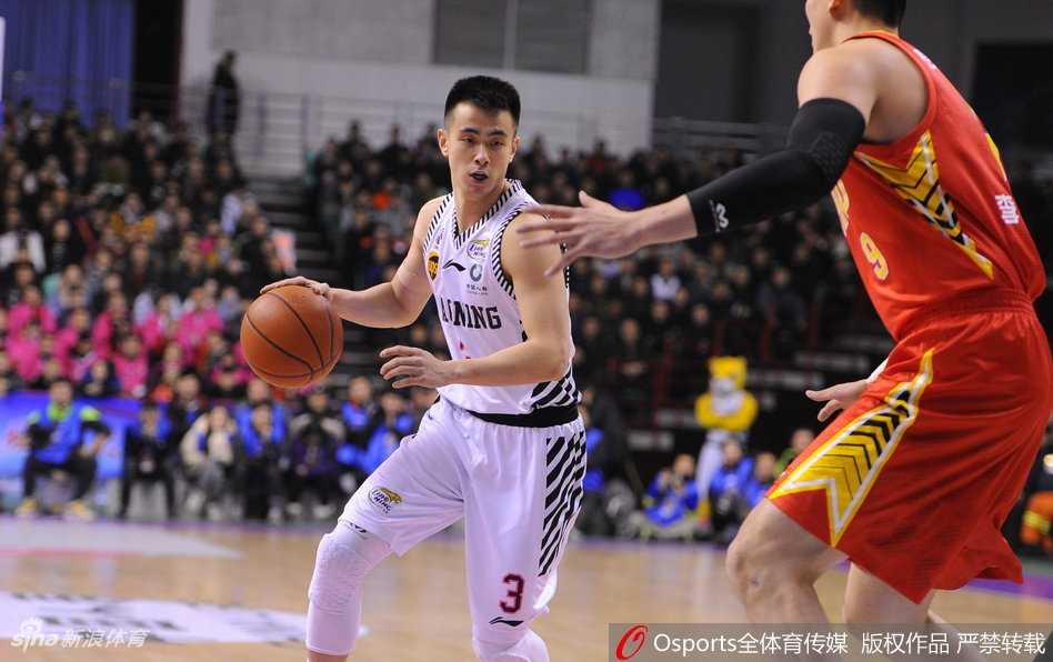 CBA第36轮主场收官战,辽宁本钢全民皆兵大胜深圳马可波罗 郭艾伦如闪电般快速突破,穿越深圳队的层层防线,以一记不看人妙传助攻队友轻松得分。