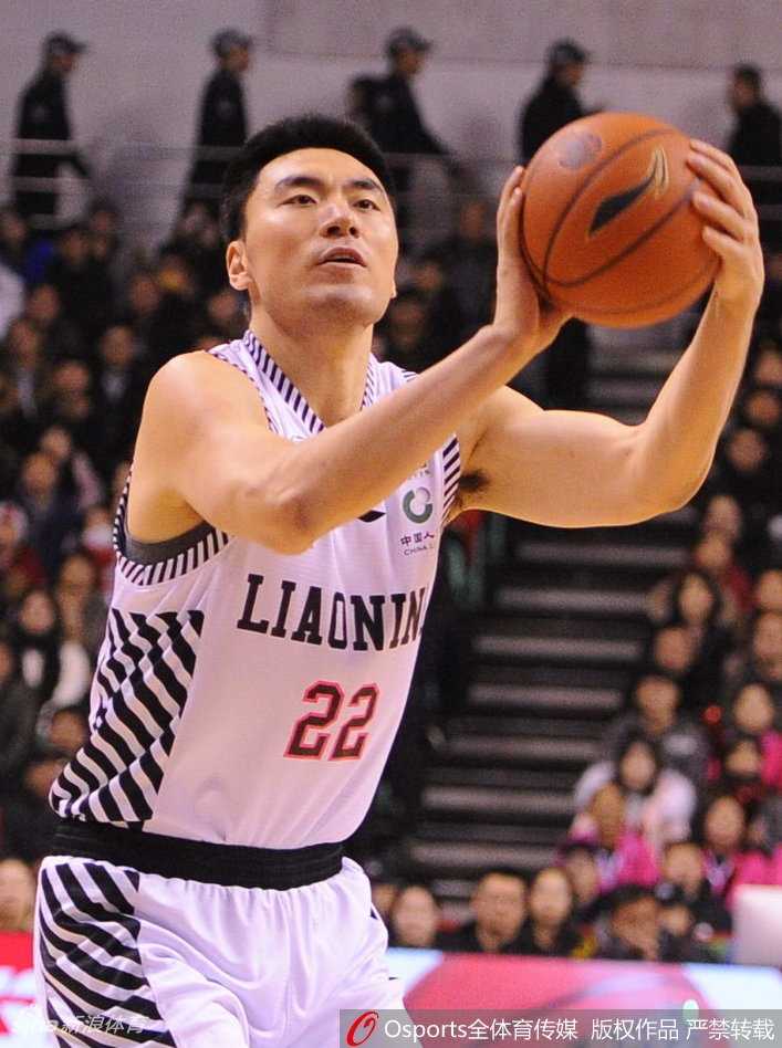 CBA第36轮主场收官战,辽宁本钢全民皆兵大胜深圳马可波罗 辽宁外援巴斯在深圳队内线群中高高跃起,以一敌三,霸道地摘下一个宝贵的前场篮板。