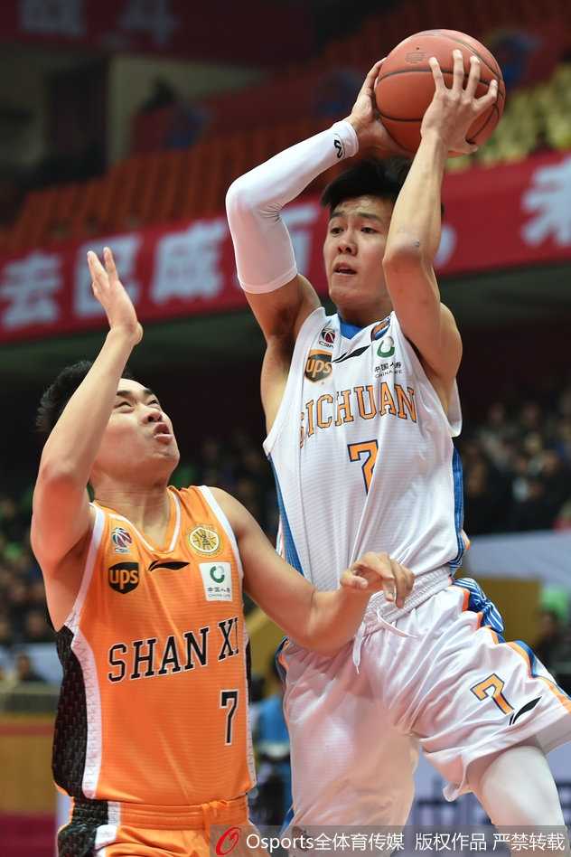 CBA第三十三轮激战 四川金强主场力克山西汾酒 四川队年轻后卫黄荣奇持球飞速突破山西队的防线,他眼神坚定,速度快得带起一阵风,展现出初生牛犊不怕虎的锐气