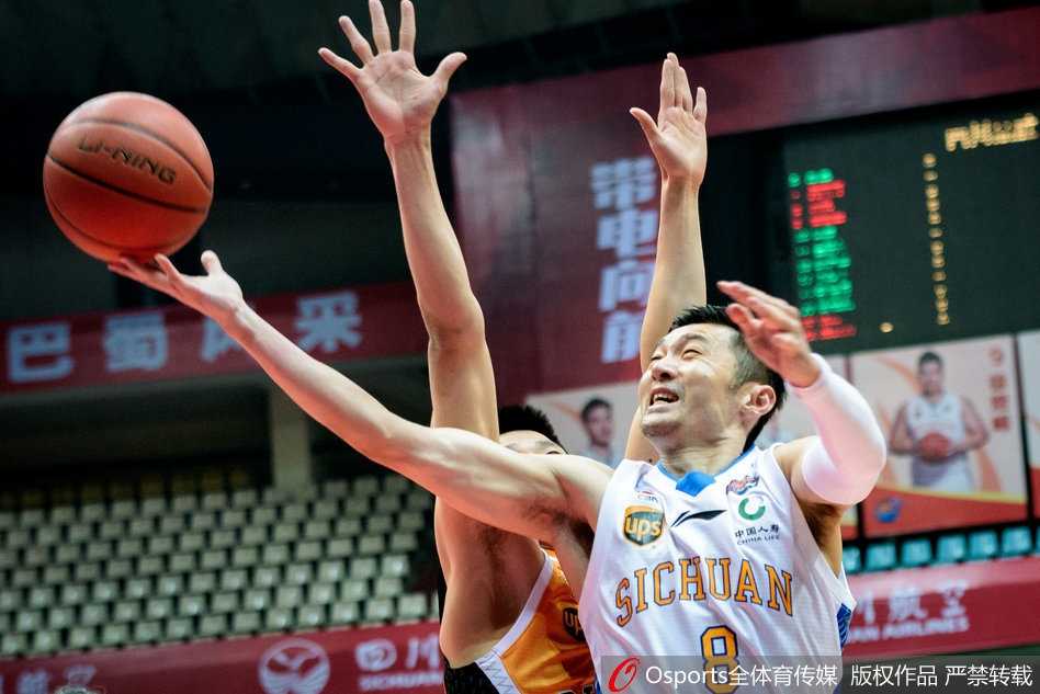 CBA第三十三轮激战 四川金强主场力克山西汾酒 四川队球员哈达迪在山西队内线斯科拉的严密防守下,高高跃起试图完成投篮,两人肌肉碰撞瞬间充满张力
