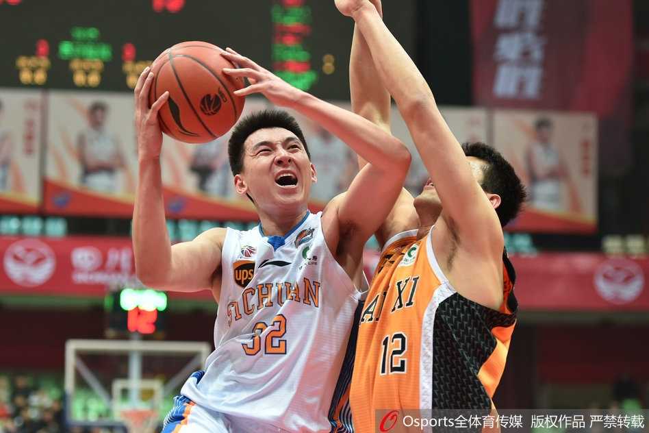 CBA第三十三轮激战 四川金强主场力克山西汾酒 四川外援迪奥古在山西队员头顶上演势大力沉的单手劈扣,篮球被狠狠砸入篮筐,整个球馆仿佛都为之一震