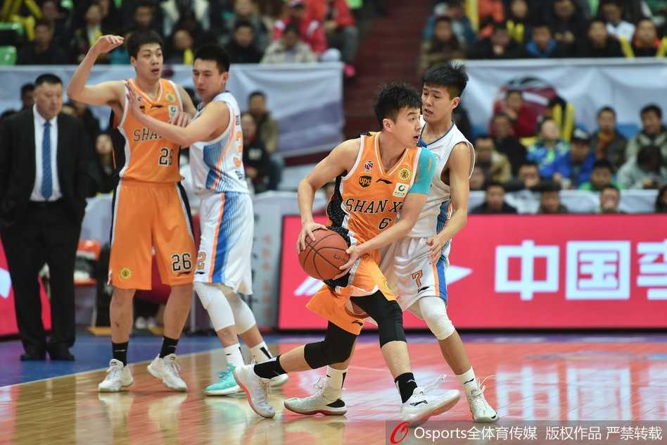 CBA第三十三轮激战 四川金强主场力克山西汾酒 山西队核心斯科拉在多人包夹下艰难抢得篮板,他双臂高高举起,肌肉紧绷,脸上写满了不屈与斗志