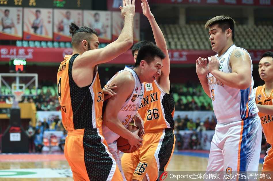 CBA第三十三轮激战 四川金强主场力克山西汾酒 老将刘炜运球推进,他目光如炬,沉着地观察场上局势,用丰富的经验掌控着比赛的节奏