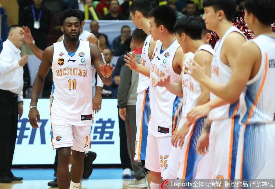 上海队核心弗雷戴特在四川队多人围堵下依然自信出手，这正是他本场砍下50分统治级表现的缩影