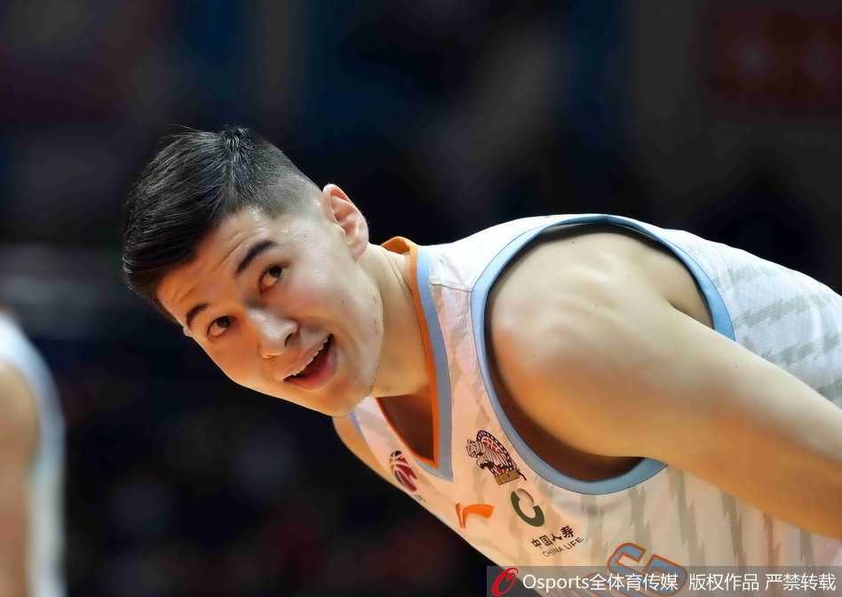 CBA第六轮卫冕冠军的新引擎布拉切回归引领新疆逆转四川 西热力江在命中关键三分后握拳怒吼,脸上洋溢着嗜血的杀气,这一刻他是红山体育馆最冷血的刺客,浇灭了四川队反扑的希望。