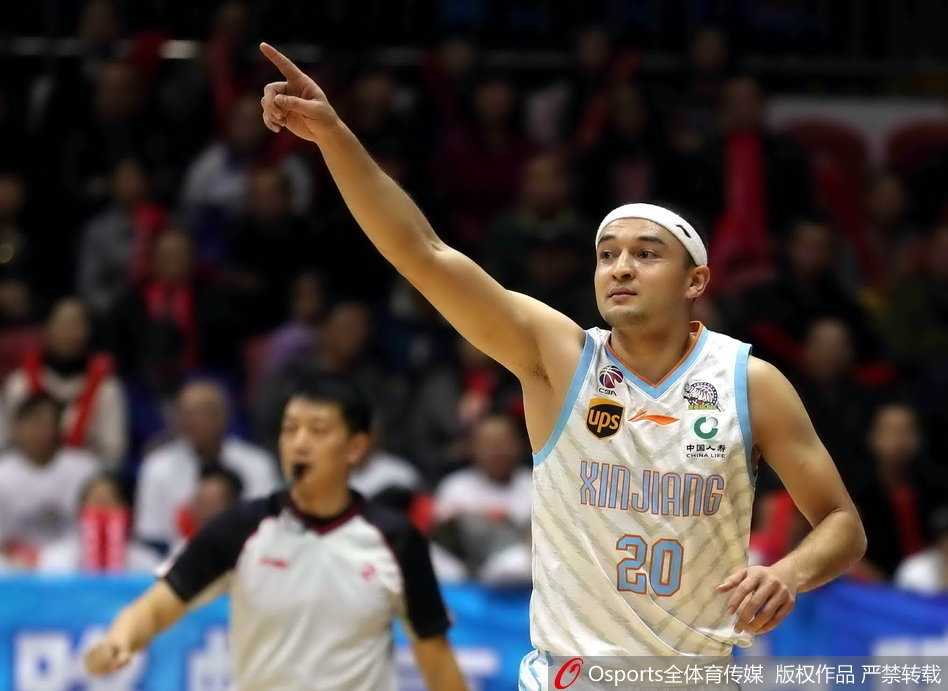 CBA第六轮卫冕冠军的新引擎布拉切回归引领新疆逆转四川 身形魁梧的布拉切身披新疆队战袍坐在场边,眼神中透露出对赛场的渴望与归来的坚定,他的回归让整个红山体育馆的球迷为之沸腾。