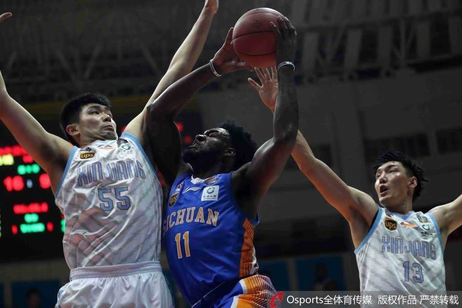 CBA第六轮卫冕冠军的新引擎布拉切回归引领新疆逆转四川 富兰克林面对俞长栋的封堵强行上篮,全场41分的他拼尽全力,却依然无法为四川队带来一场胜利,落寞的神情写满了不甘。