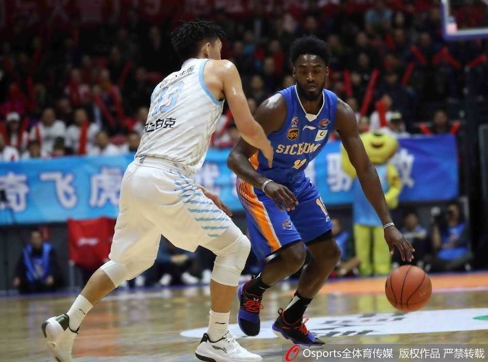 CBA第六轮卫冕冠军的新引擎布拉切回归引领新疆逆转四川 孙桐林在哈达迪的头顶强硬摘下前场篮板,他在本场比赛贡献15分12篮板,用血肉之躯筑起了新疆队内线的钢铁长城。