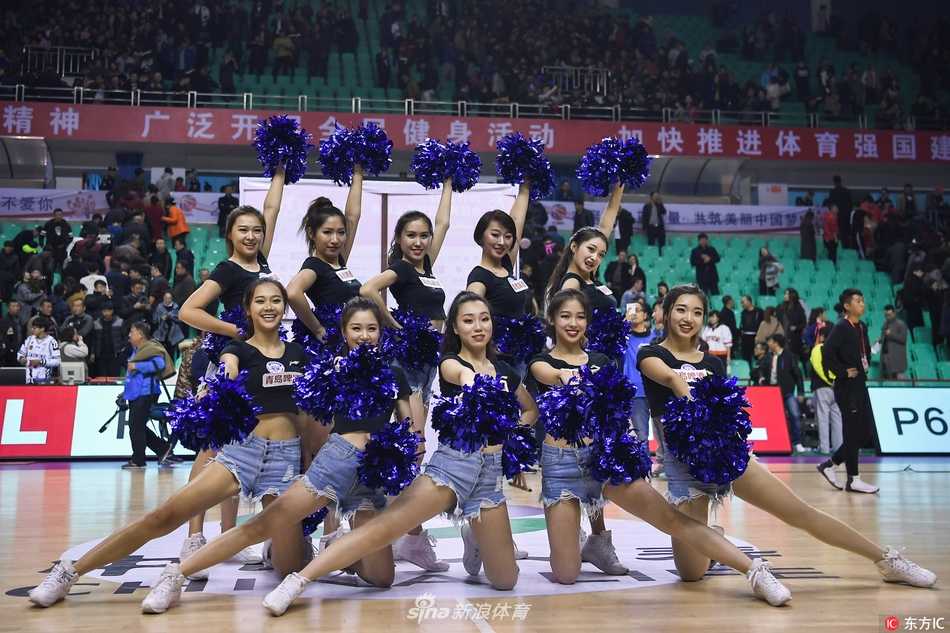 辽宁本溪主场，活力四射的啦啦队宝贝在比赛暂停间隙登场，甜美的笑容瞬间点亮全场