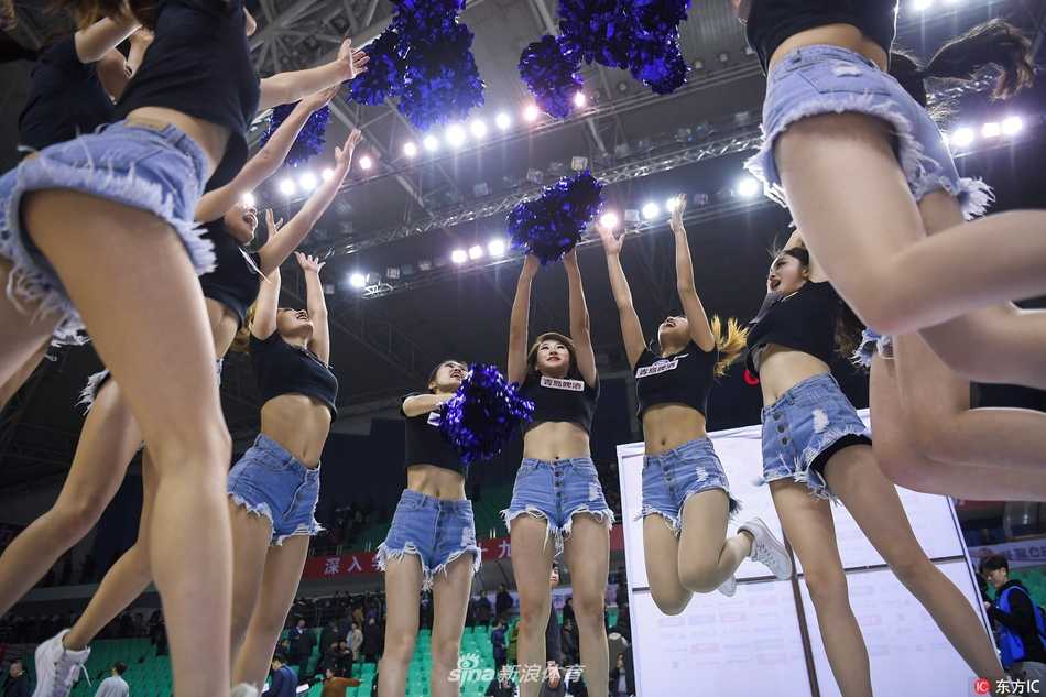 随着音乐高潮，啦啦宝贝们奋力跃起，散开的裙摆如同花朵绽放，她们是篮球场上不可或缺的活力因子