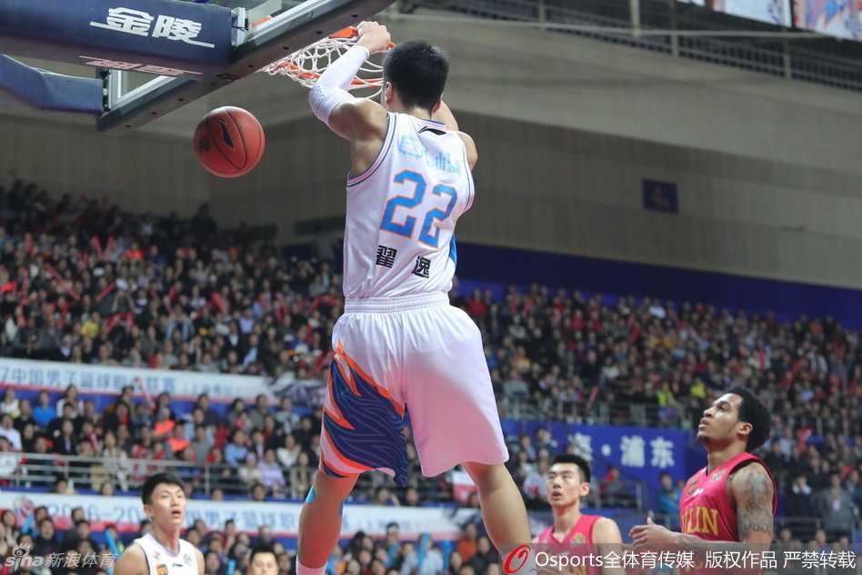 上海队前锋翟逸高高跃起，双手持球雷霆万钧地灌入篮筐，展现了中国球员顶级的弹跳力和爆发力。