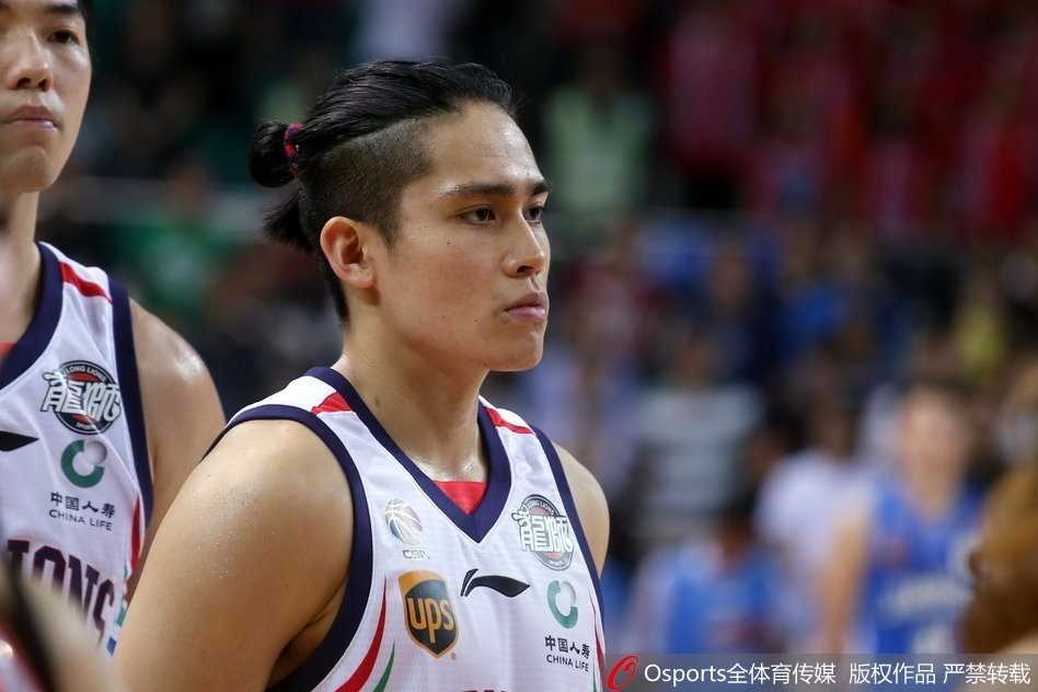 江苏队马尚·布鲁克斯飘逸上篮，他用45分的华丽表演证明了自己为何被称为“小科比”，是球队逆转的绝对核心。