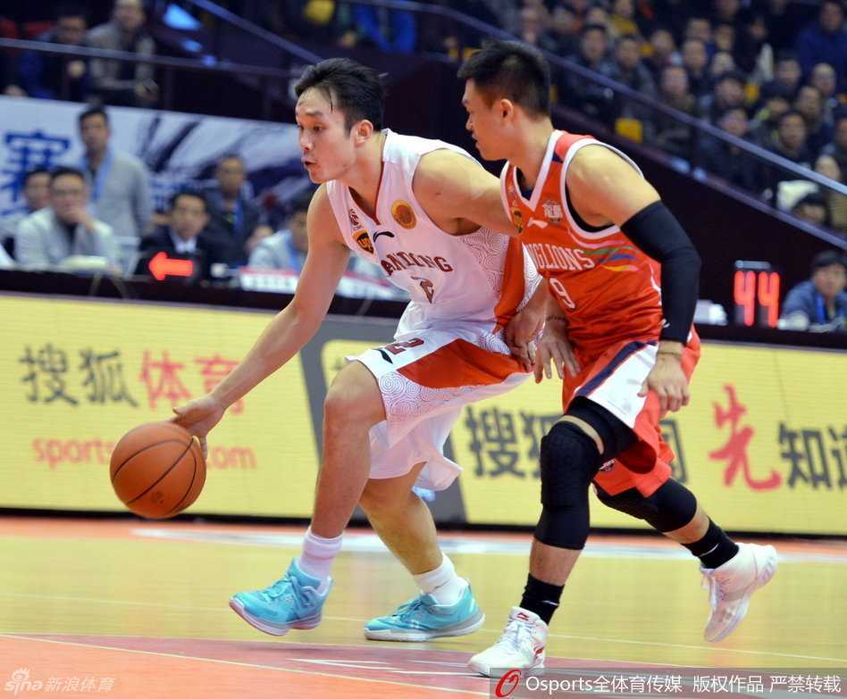 丁彦雨航面对广州队严密的联防，一个变向晃开防守重心，如尖刀般强行切入内线，眼神中透着杀气与坚定