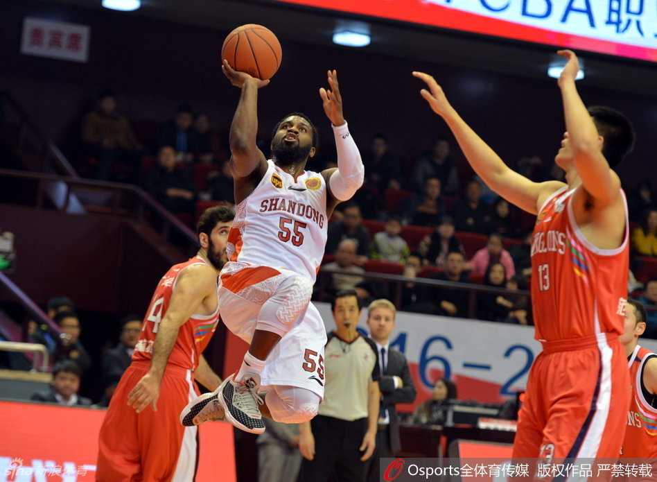 睢冉如同一道黑色闪电，抢断后一条龙直杀篮下，在两名广州防守球员的合围之前，轻盈地将球送入篮筐