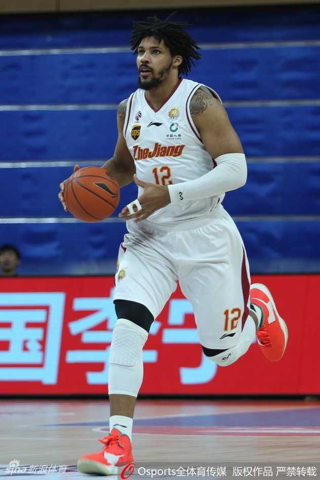 内线悍将陶汉林在浙江队多人围堵下，依然凭借强壮的身体和柔和的手感，强硬地将球放入篮筐，展现了“小鲨鱼”的本色。