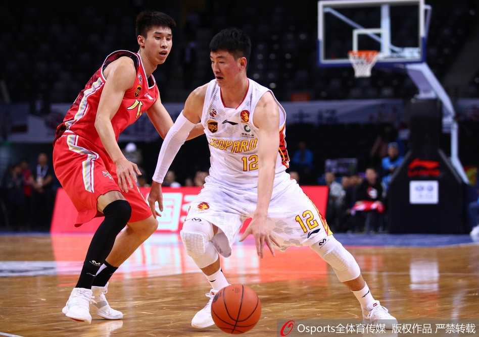 深圳队外援朗福德快速持球推进反击，他如闪电般掠过防守球员，眼神紧盯着篮筐，准备完成一次势大力沉的终结。