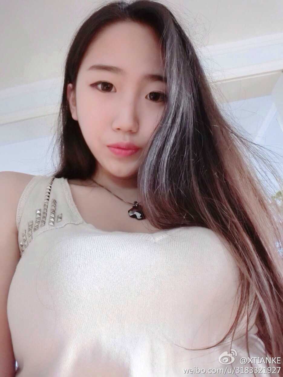 方硕的妻子高媛，气质优雅大方，身着简约服饰，笑容温婉，透露出作为一名法律工作者的知性与从容，展现出与赛场截然不同的宁静之美。