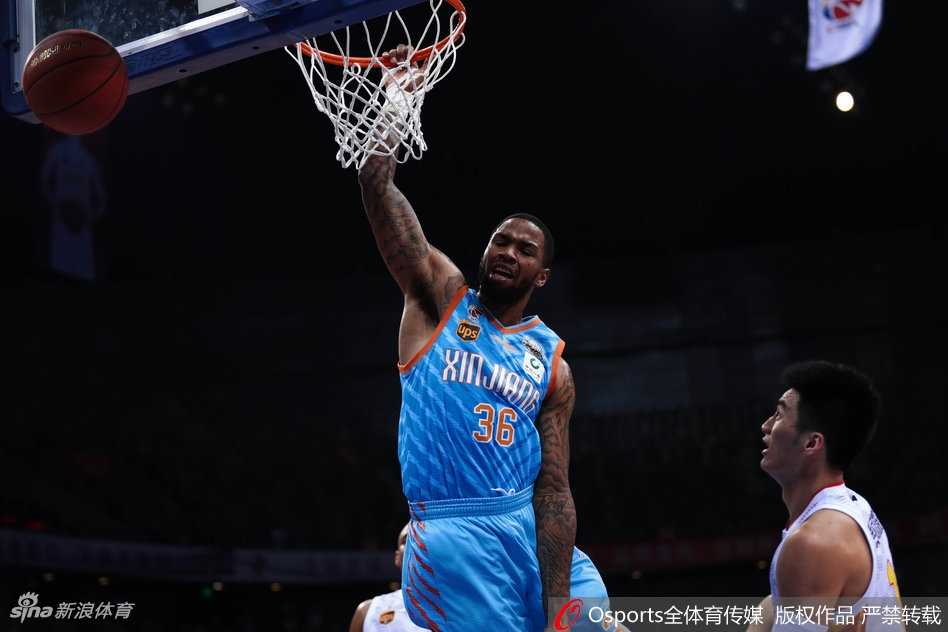 约什-史密斯利用身体优势强行挤开防守，在空中与对手发生剧烈对抗后，依然保持身体平衡，完成了一记蛮横不讲理的双手灌篮